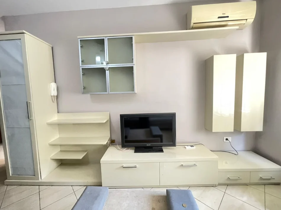 Tirane, jepet me qera apartament 1+1 Kati 3, 57 m² 550 € (rruga ndre mjeda)