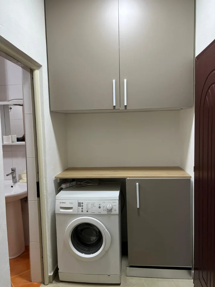 Tirane, jepet me qera apartament 1+1+Ballkon Kati 5, 75 m² 400 € (Astir)