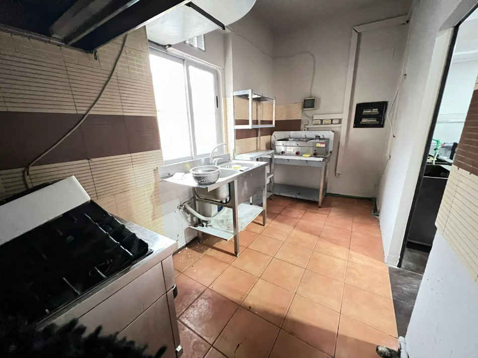 Tirane, jepet me qera bar-resorant Kati 0, 100 m² 2.090 € (Bulevardi Bajram Curri)