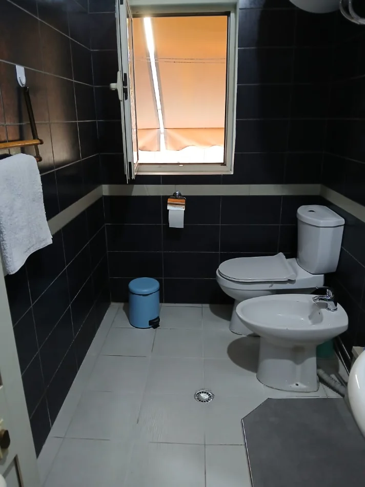 Tirane, jepet me qera apartament 3+1+Ballkon Kati 4, 110 m² 700 € (Komuna e Parisit)