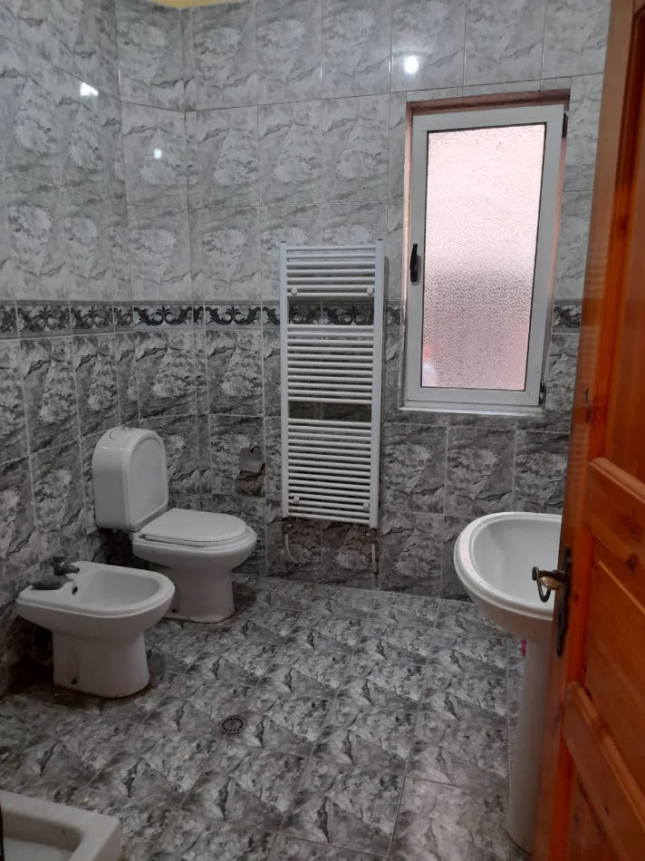 Tirane, jepet me qera apartament 2+1+Ballkon Kati 1, 130 m² 650 € (pranë Kristal Center)