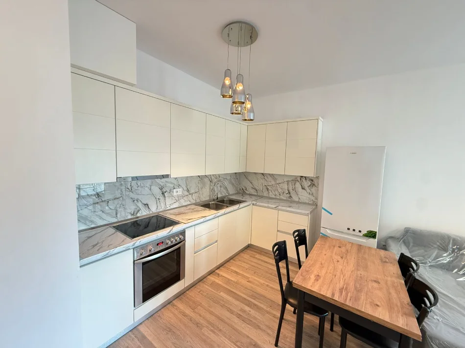 Tirane, jepet me qera apartament 1+1 Kati 2, 60 m² 620 € (Rruga Artan Lenja)