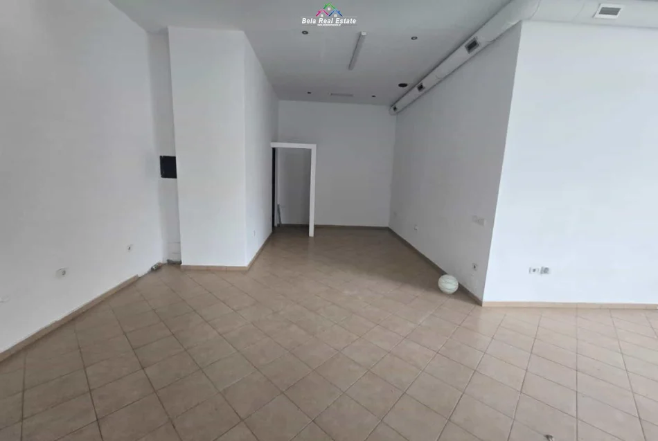 Tirane, jepet me qera dyqan Kati 0, 55 m² 700 € (prane Tirana Bank)