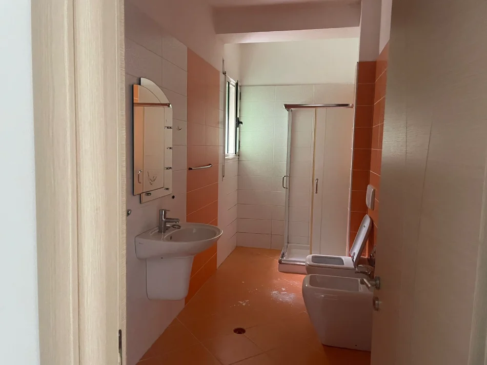 Vlore, jepet me qera apartament 3+1+Ballkon Kati 3, 140 m² 400 € (Bulevardi Ismail Qemali,pran Aulona Park, Vlore)