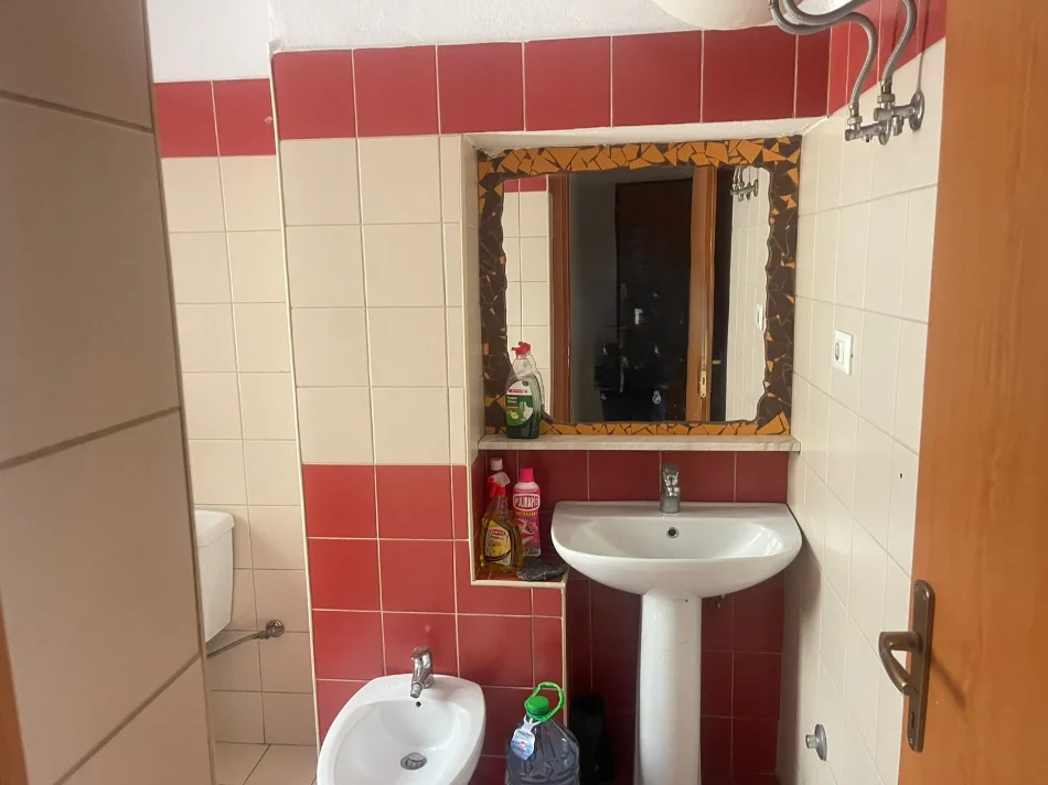 Tirane, jepet me qera apartament 1+1+Ballkon Kati 2, 55 m² 450 € (Brryli)