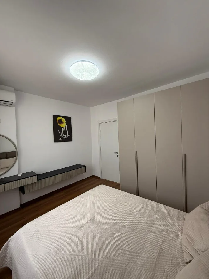 Tirane, jepet me qera apartament 2+1+Ballkon Kati 8, 103 m² 800 € (Ish Parku i Autobuzave)