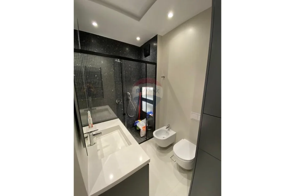 Tirane, jepet me qera apartament 1+1+Ballkon Kati 7, 75 m² 950 € (Tirana Garden Building)