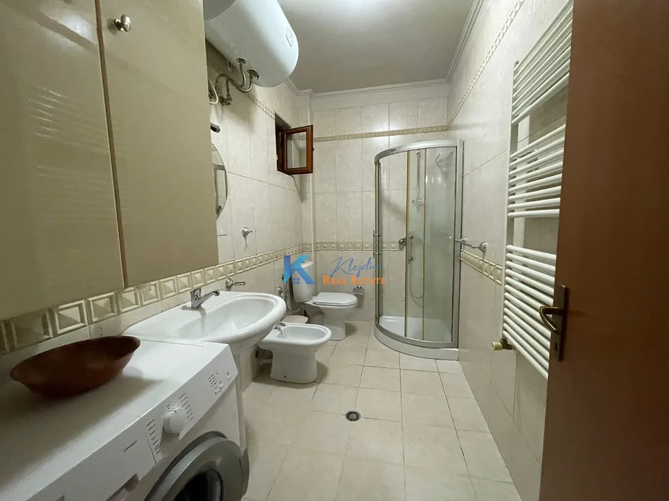 Tirane, jap me qera apartament 1+1+Ballkon Kati 10, 70 m² 600 € (prane shkolles se baletit)