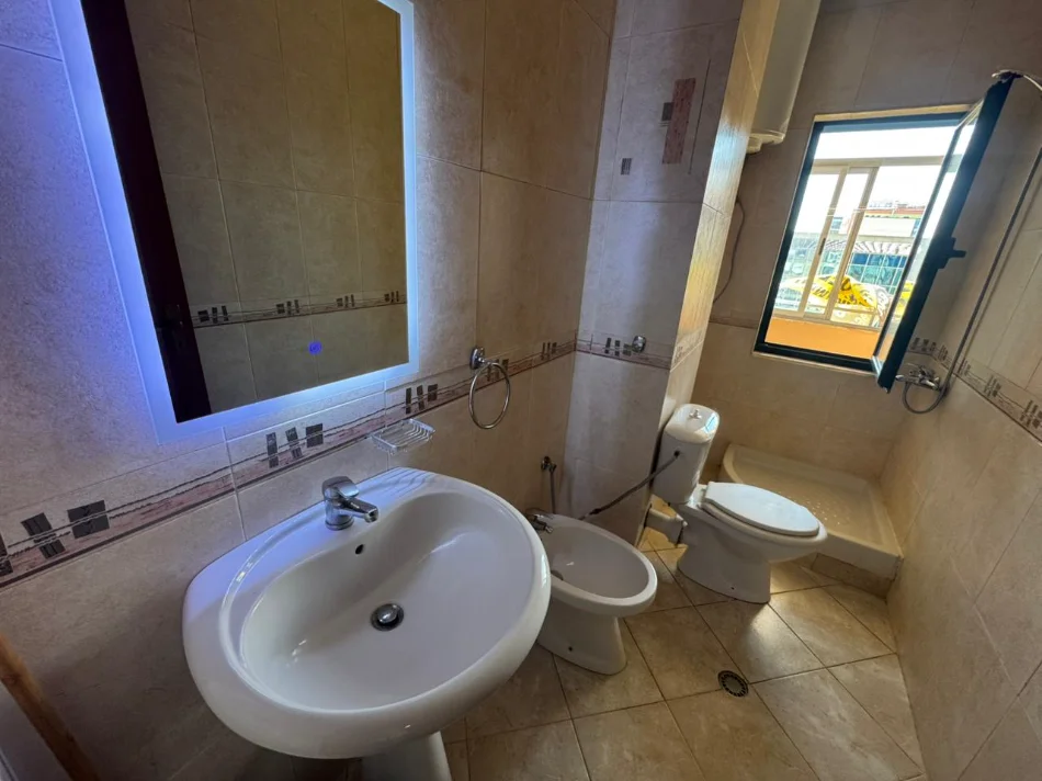 Tirane, jepet me qera apartament 1+1+Ballkon Kati 4, 65 m² 500 € (pranë SPAK / Stacioni i Trenit)