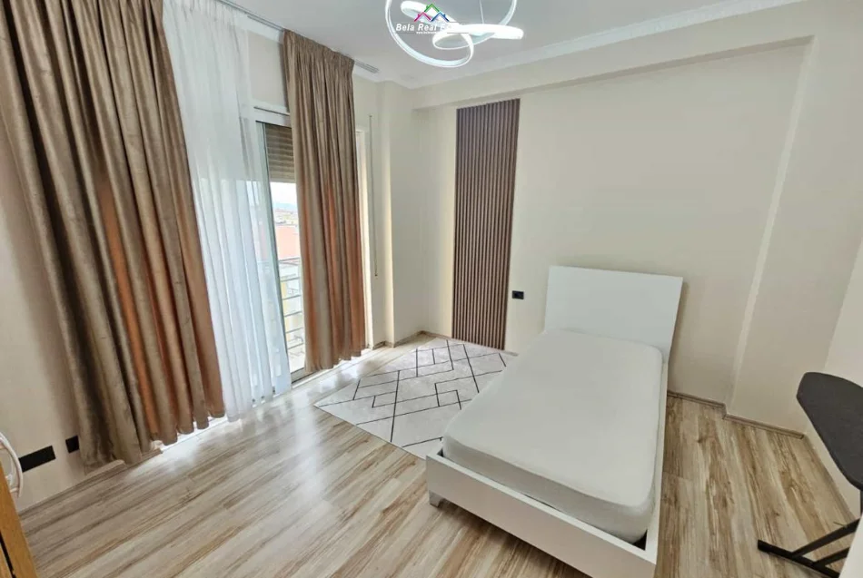 Tirane, jepet me qera apartament 2+1 Kati 5, 105 m² 730 € (Rruga Bill Klinton)