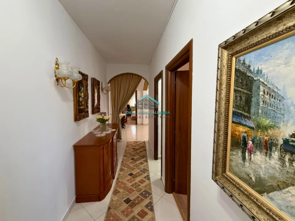 Vlore, shitet apartament 2+1+Ballkon Kati 3, 97 m² 128.000 € (Rruga e Re)