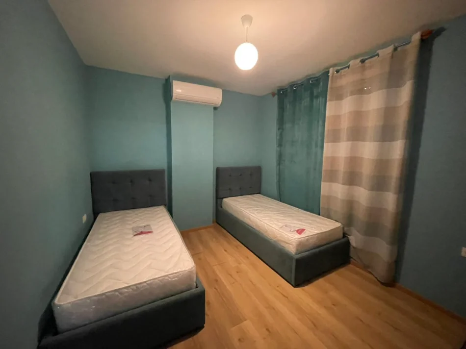 Tirane, jepet me qera apartament 3+1+Ballkon Kati 3, 100 m² 550 € (Kopshti Botanik)