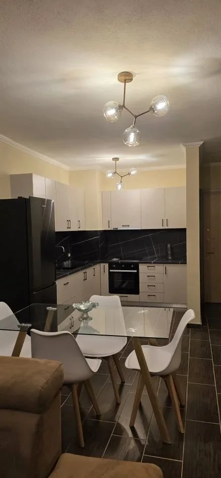 Tirane, jepet me qera apartament 2+1+Ballkon Kati 6, 120 m² 520 € (YZBERISHT)
