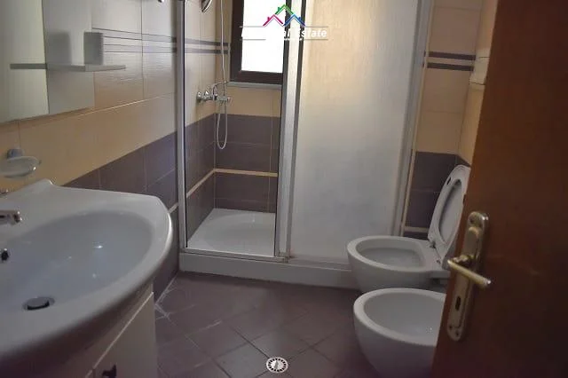 Tirane, jepet me qera apartament 3+1 Kati 6, 120 m² 600 € (Rruga 5 Maj)