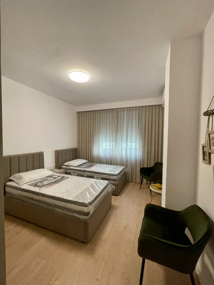 Tirane, jepet me qera apartament 2+1+Ballkon Kati 5, 90 m² 950 € (Rruga e Kavajës, pranë Kishës Ortodokse)