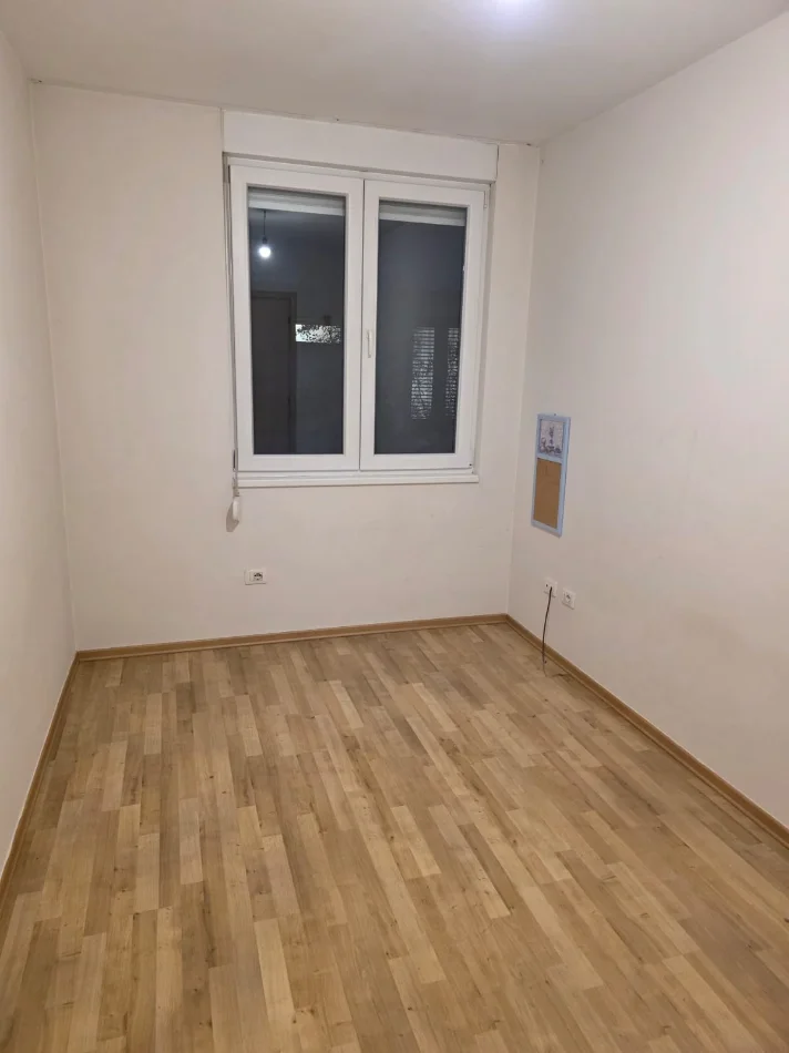Tirane, jepet me qera zyre Kati 2, 105 m² 700 € (21 DHJETORI KOOMPLEKSI KONTAKT)