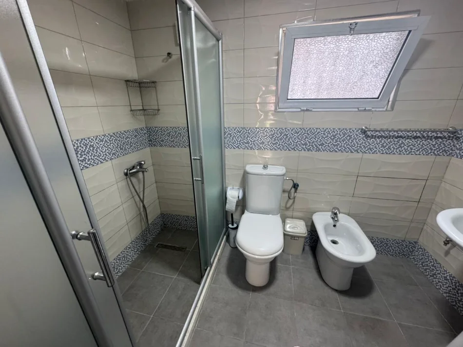 Tirane, jepet me qera shtepi 1 kateshe 1+1 Kati 1, 50 m² 450 € (Kryqëzimi i Komunës së Parisit)