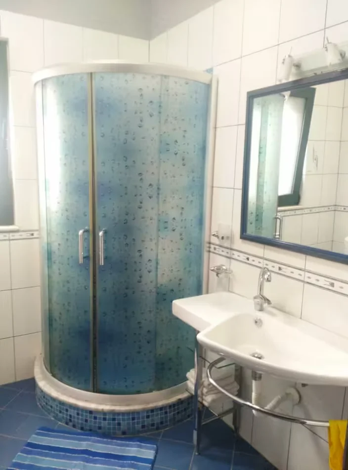 Tirane, jepet me qera Vile 2+1+Ballkon Kati 2, 110 m² 450 € (Ish Tregu Elektrik/Rr.Edison Gjergjo)