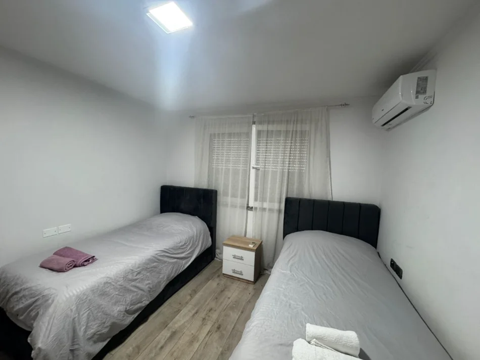 Tirane, jepet me qera apartament 2+1+Ballkon Kati 4, 80 m² 700 € (Në Qendër të Tiranës)