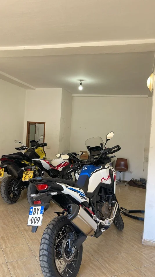 Tirane, jepet me qera dyqan Kati 0, 40 m² 320 € (Rruga Azem Galica)