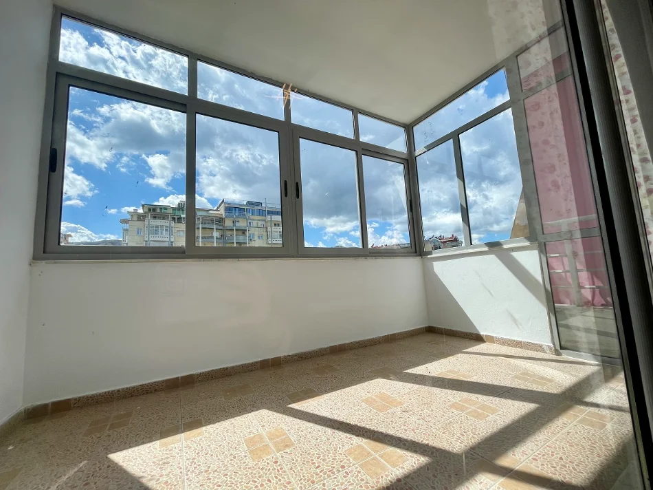 Tirane, jepet me qera 2+1+Aneks+Ballkon Kati 7, 97 m² 57'000 leke/muaj (Komuna e Parisit)