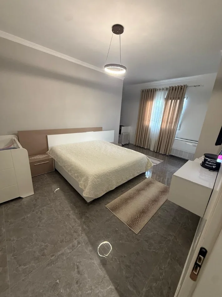 Tirane, jepet me qera apartament 2+1+Ballkon Kati 2, 120 m² 700 € (Natyra e Qetë)
