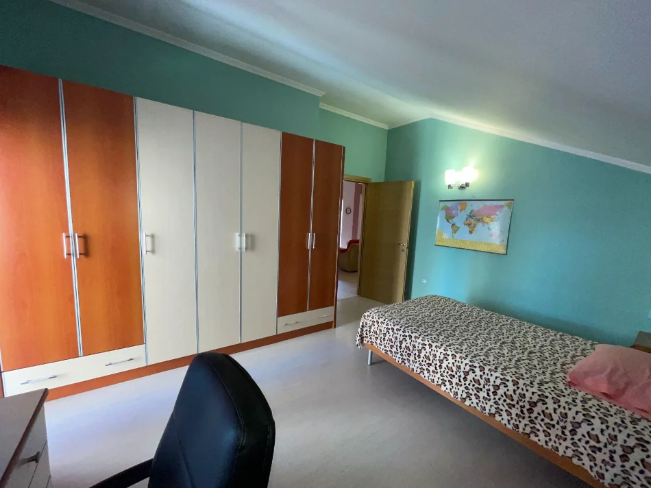 Tirane, jepet me qera apartament 3+1+Aneks+Ballkon Kati 2, 130 m² 850 € (Komuna e Parisit)