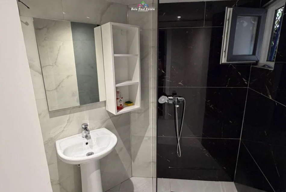 Tirane, jepet me qera apartament 1+1 Kati 1, 65 m² 520 € (Rruga Sitki Cico)