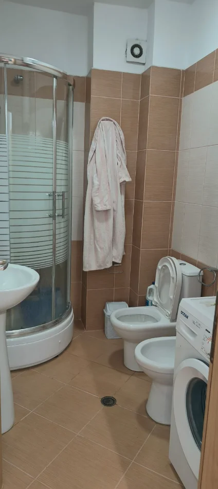 Tirane, jepet me qera apartament 1+1+Ballkon Kati 8, 63 m² 420 € 