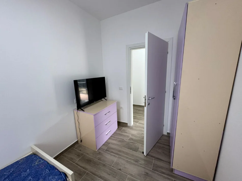 Tirane, jepet me qera apartament 2+1+Ballkon Kati 2, 80 m² 400 € (Kombinat)