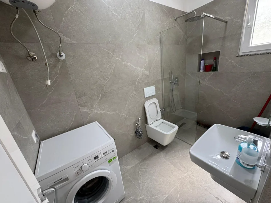 Tirane, jepet me qera apartament 2+1+Ballkon Kati 2, 120 m² 500 € (Kombinat)