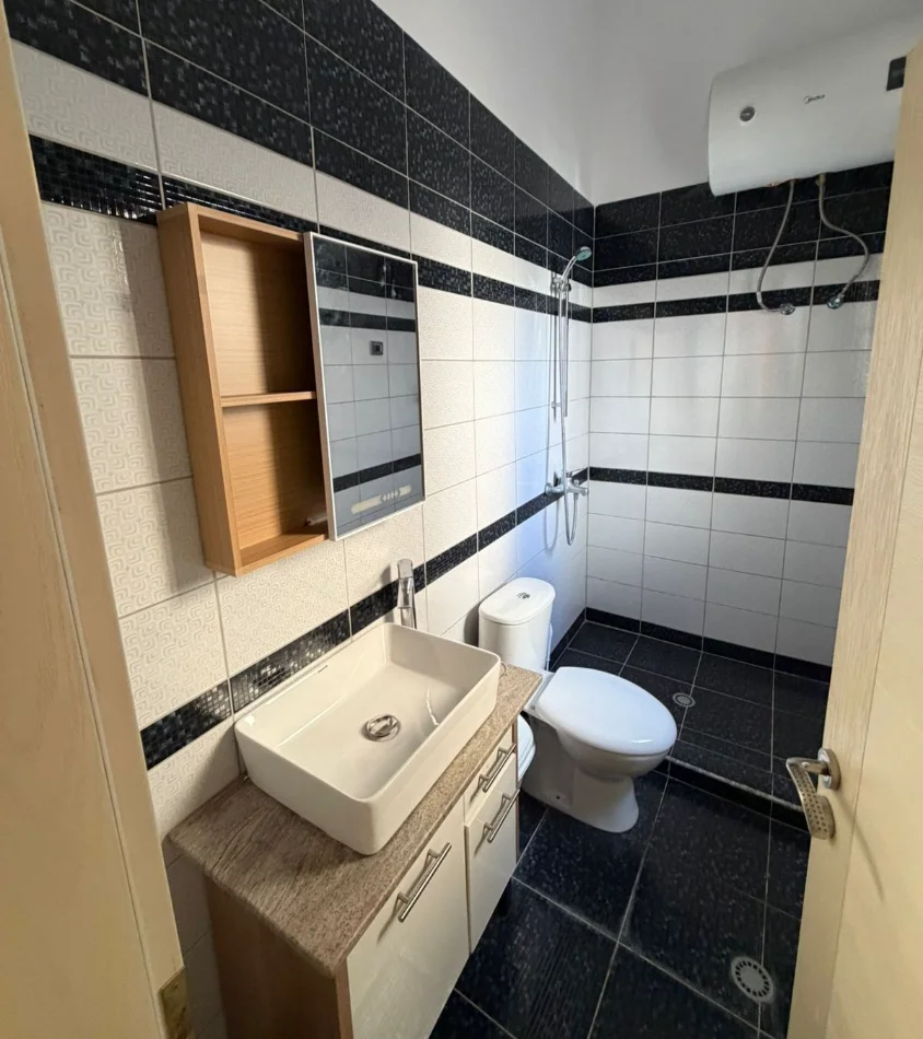 Tirane, jepet me qera apartament 2+1 , 110 m² 650 € 