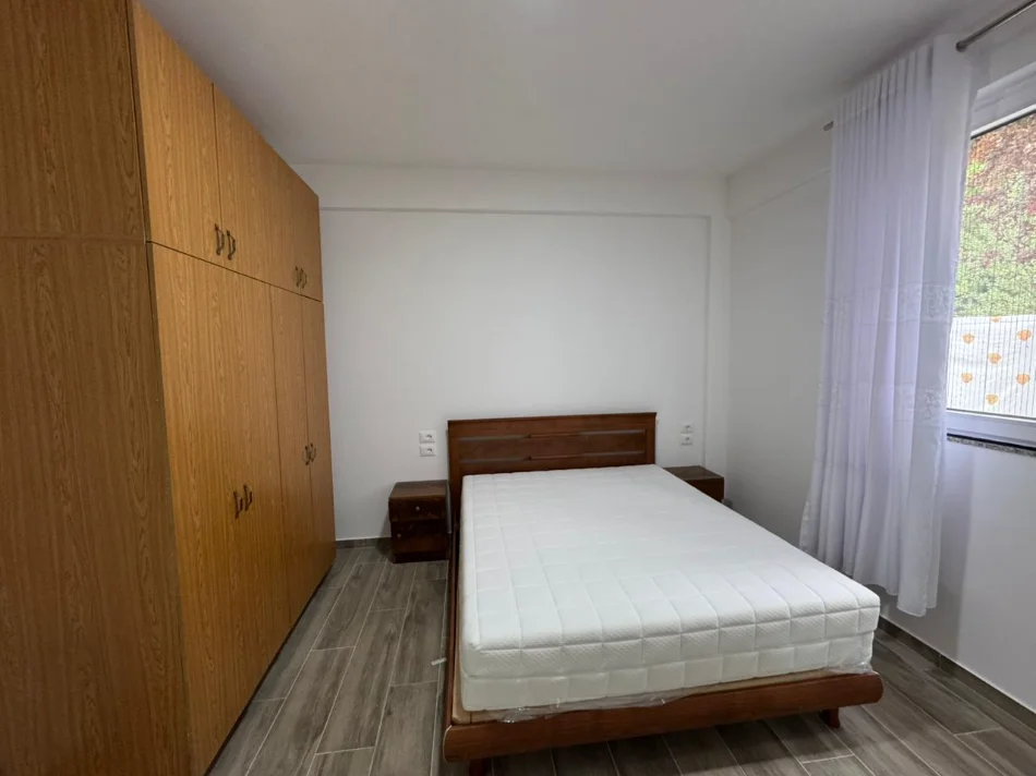Tirane, jepet me qera apartament 2+1+Ballkon Kati 1, 124 m² 500 € (Kombinat)
