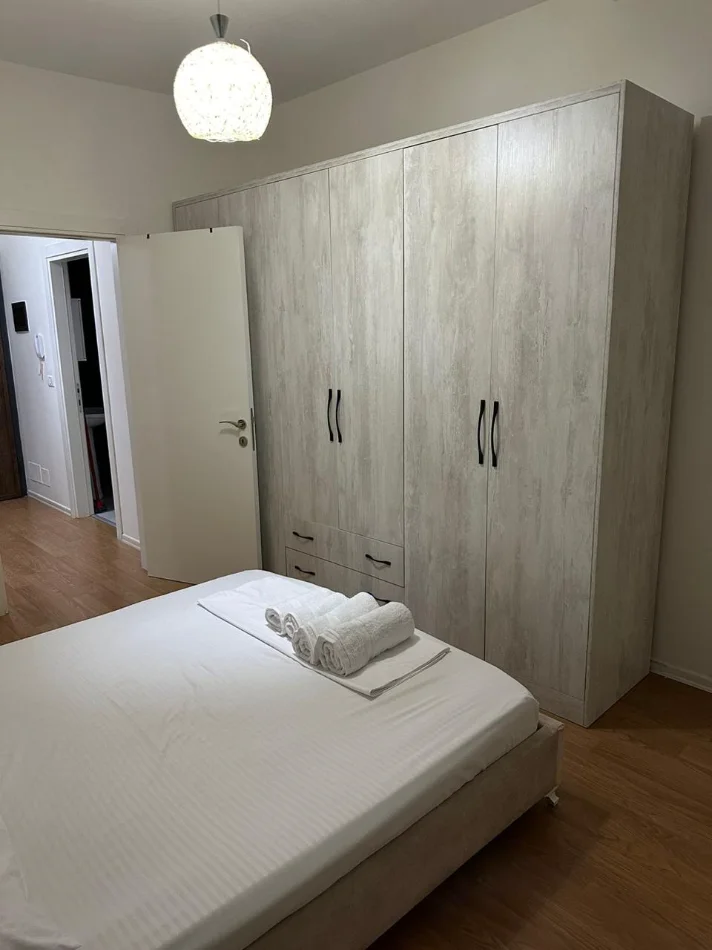Tirane, jepet me qera apartament 1+1+Ballkon Kati 4, 60 m² 500 € (Brryli)
