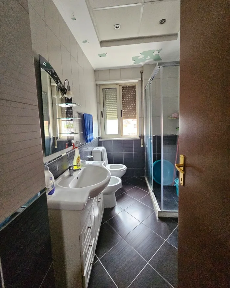Tirane, jepet me qera apartament 2+1+Ballkon , 110 m² 650 € 