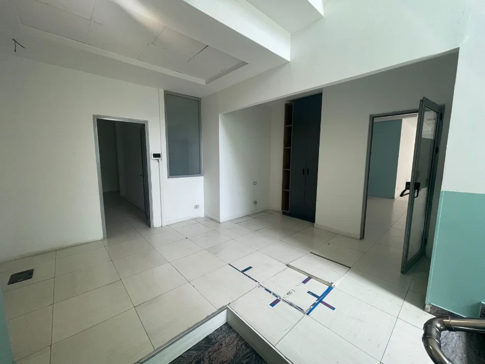 Tirane, jepet me qera ambjent biznesi Kati 1, 850 m² 10.000 € (Përball Delijorgjit)