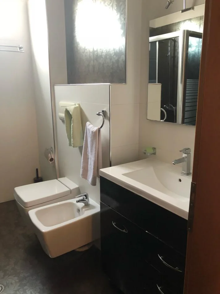 Tirane, jepet me qera apartament 2+1+Ballkon Kati 5, 90 m² 650 € (Rurga e Dibres)