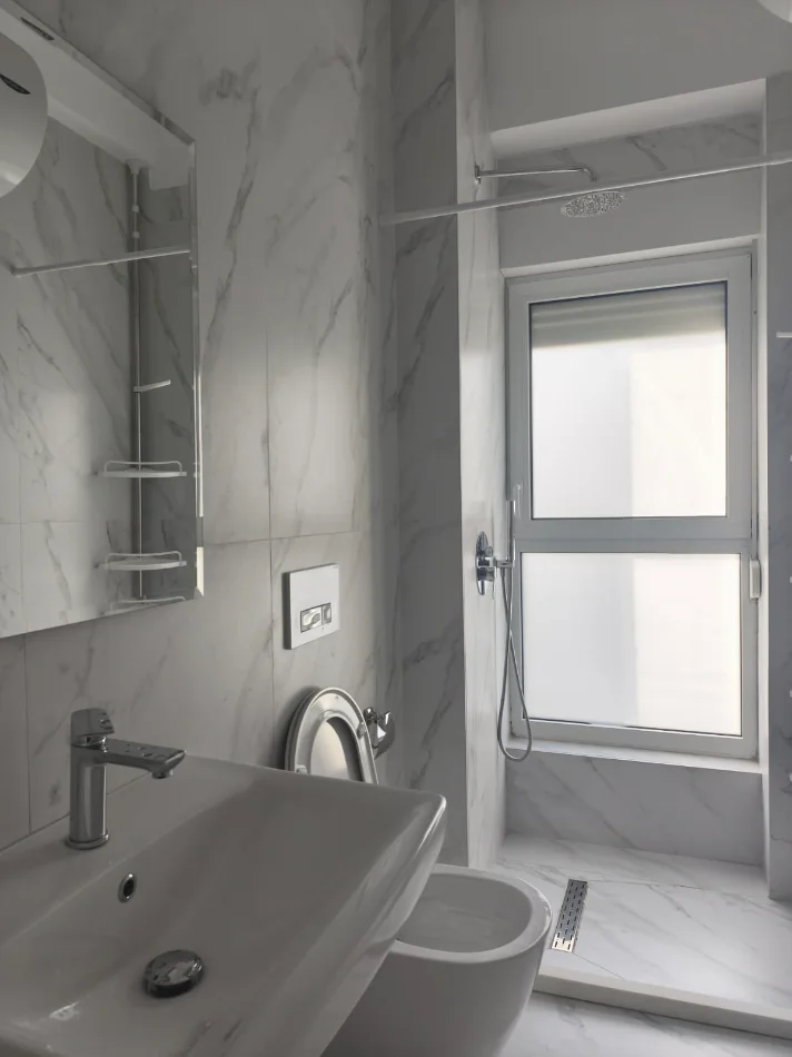 Tirane, jepet me qera apartament 2+1+Ballkon Kati 4, 98 m² 500 € (Ali Demi/Rezidenca Kaimi)