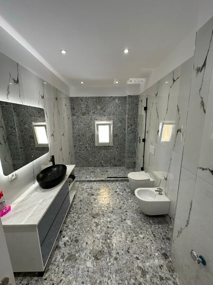 Tirane, jepet me qera apartament 3+1+Ballkon Kati 2, 150 m² 1.200 € 