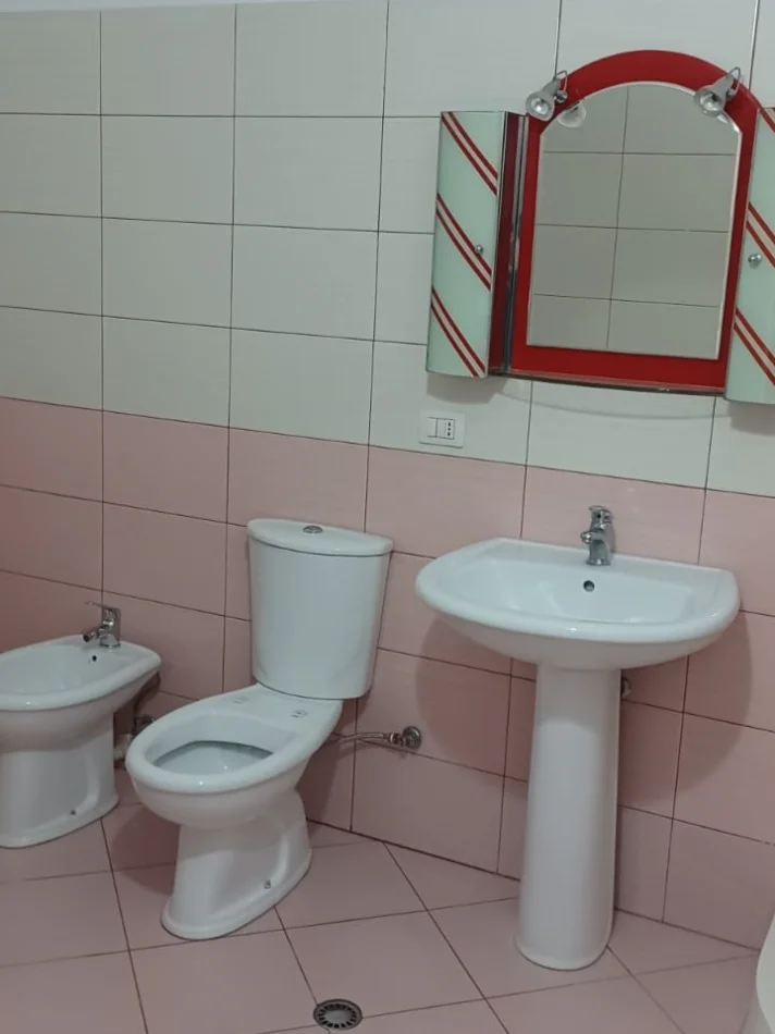 Tirane, jepet me qera apartament 2+1+Ballkon Kati 4, 101 m² 400 € (Fresk)