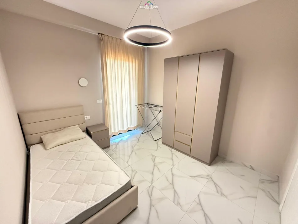 Tirane, jepet me qera apartament 3+1+Ballkon Kati 15, 130 m² 1.500 € (21 Dhjetori, rruga e Kavajes, Tirana Garden Building)
