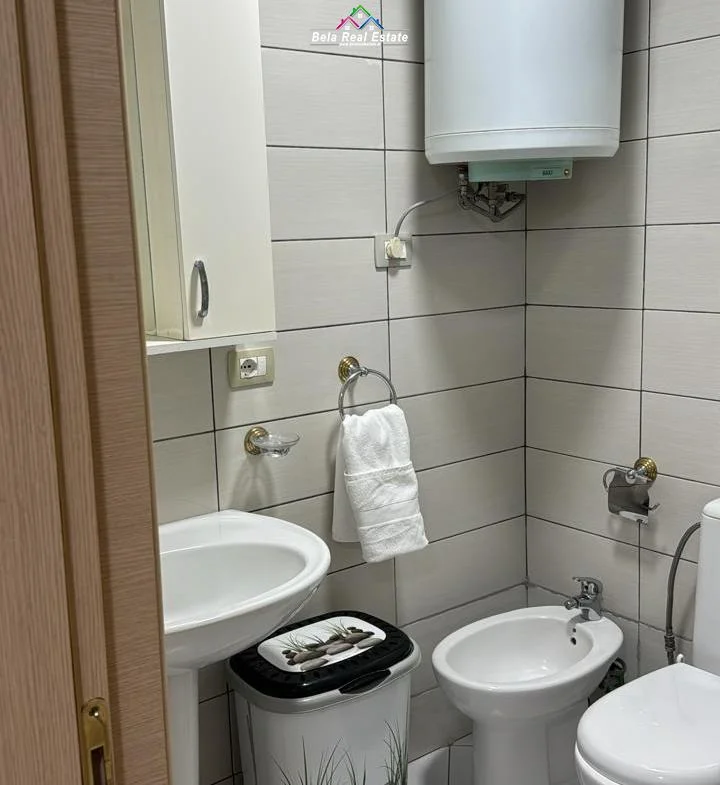 Tirane, jepet me qera apartament 2+1 Kati 5, 100 m² 650 € (pallatet Al-Mak)
