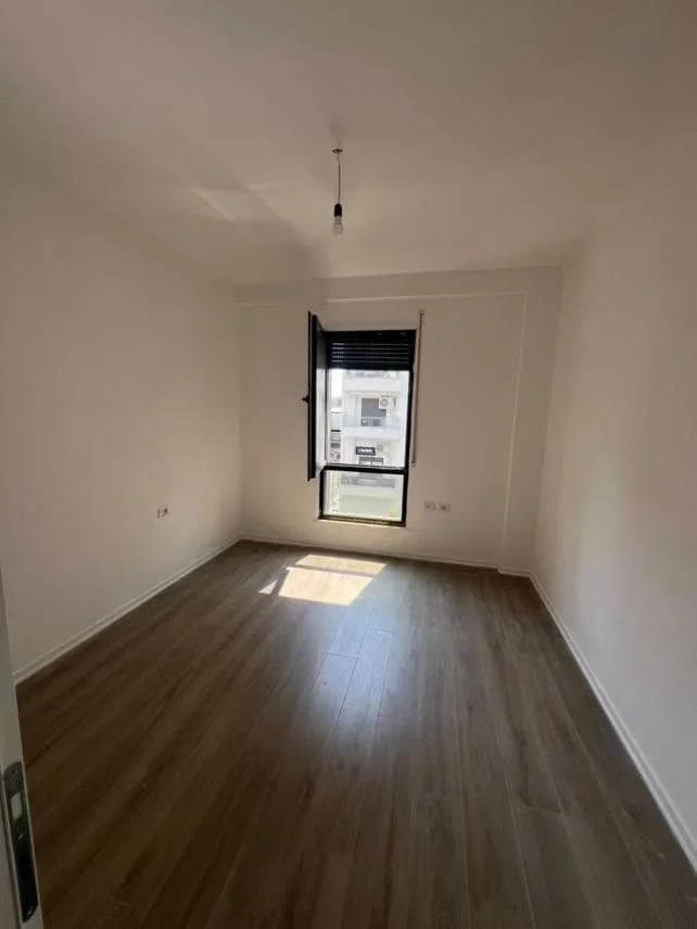 Tirane, jepet me qera zyre Kati 2, 103 m² 800 € (xhanfize keko)