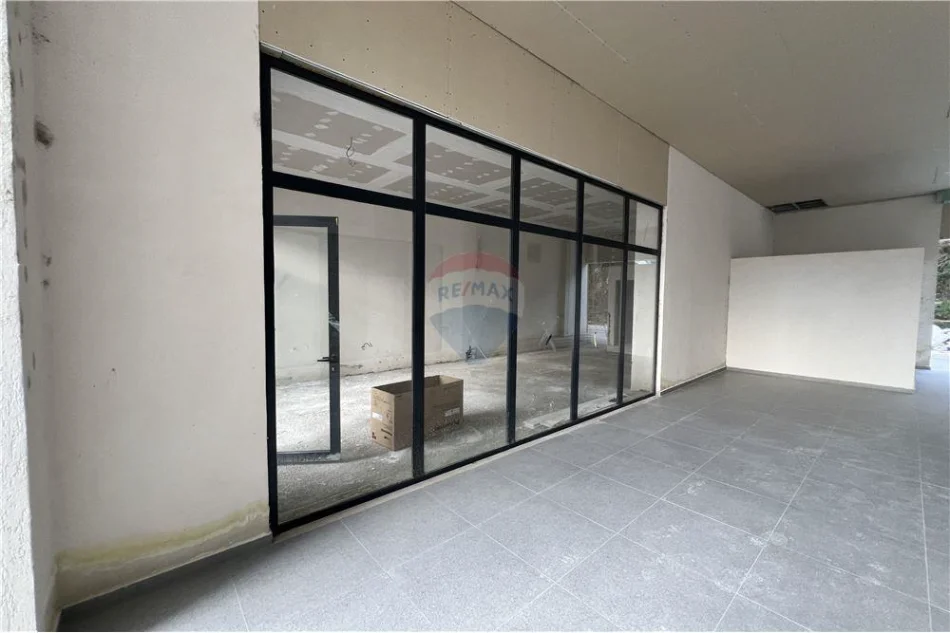 Vlore - Lungomare, shitet dyqan Kati 0, 50 m² 130.000 € (Lungomare, Vlorë)