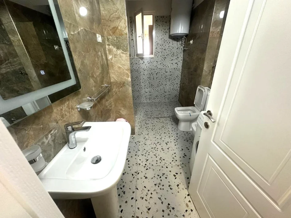 Tirane, jepet me qera apartament 3+1+Ballkon Kati 1, 120 m² 550 € (Rruga Xhanfize Keko)