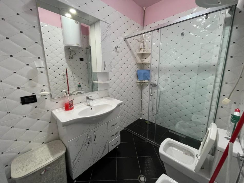 Tirane, jepet me qera apartament 2+1+Ballkon Kati 6, 80 m² 500 € (Bulevardi Migjeni)