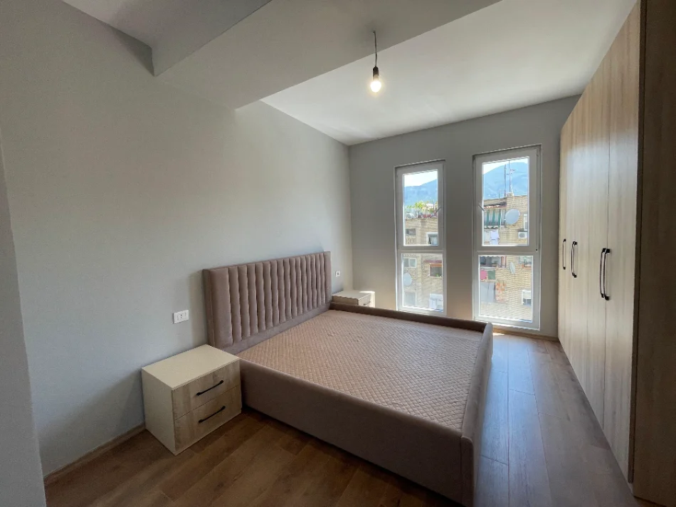 Tirane, jepet me qera apartament 2+1+Ballkon Kati 3, 102 m² 550 € (Shkolla Bashkuar)