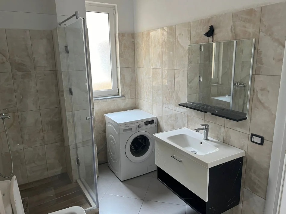 Tirane, jepet me qera apartament 2+1+Ballkon Kati 2, 124 m² 600 € (pranë Spitalit Shefqet Ndroqi)