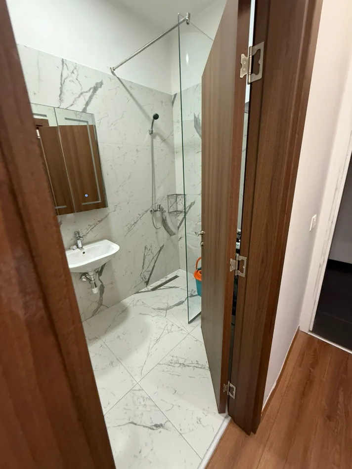 Tirane, jepet me qera apartament 2+1+Ballkon Kati 2, 113 m² 700 € (Rruga e Dibres)