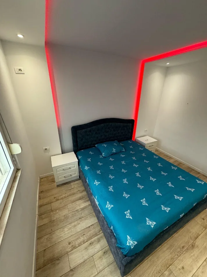 Tirane, jepet me qera apartament 1+1+Ballkon Kati 4, 64 m² 600 € (21 Dhjetori/Rr.Kongresi i Lushnjes)